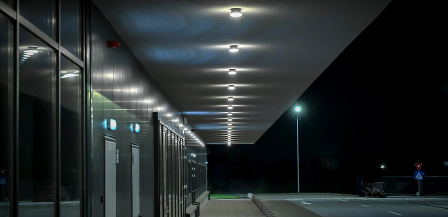 Beleuchteter Außenbereich bei Nacht mit den Schrack Technik Lichtprodukten Lugo, Zelda, Almeria, Toledo, Antony, Fano, Polis Pro, Avenida, Rubino, Traffik, EKM, Maste, Capri und Forca
